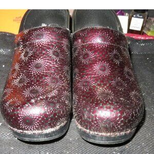 Dansko Womens Floral  Clogs Burgundy Wine Embossed  flower Leather Sz 38